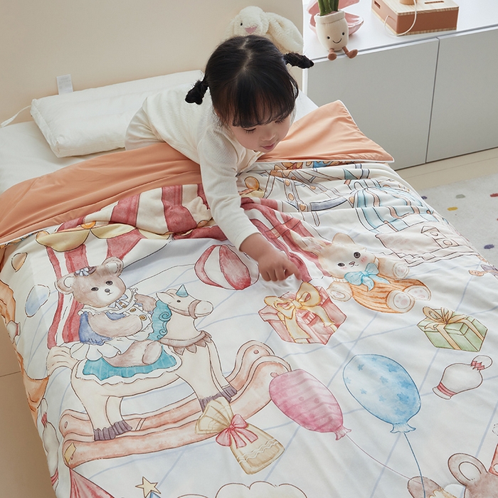 91家纺网 家纺一手货源 找家纺 荷马之梦 2025新款A类原创手绘风针织棉凉感大豆儿童夏被 马戏团