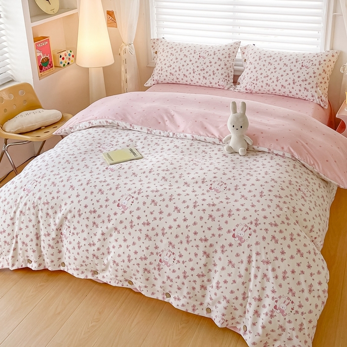 91家纺网 家纺一手货源 找家纺 星窝家纺 2025新款纽扣款水洗棉印花四件套 奶糖兔米