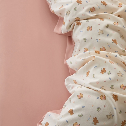 91家纺网 家纺一手货源 找家纺 梦庭帛美 2025新款舒适亲肤针织双层纱ab版四件套 奶油小狗