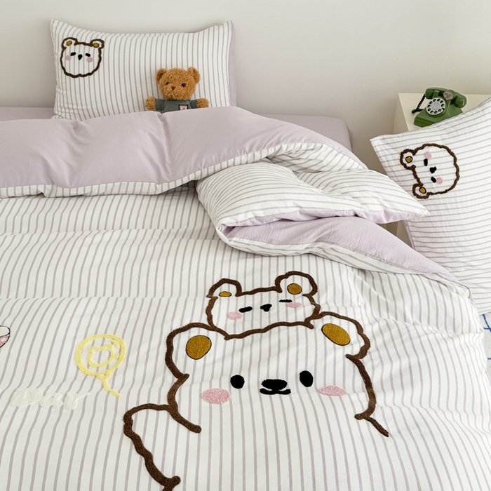 91家纺网 家纺一手货源 找家纺 闲鱼家纺 2025新款时尚亲肤贴布绣毛巾绣条纹四件套-萌趣小熊 条纹浅紫