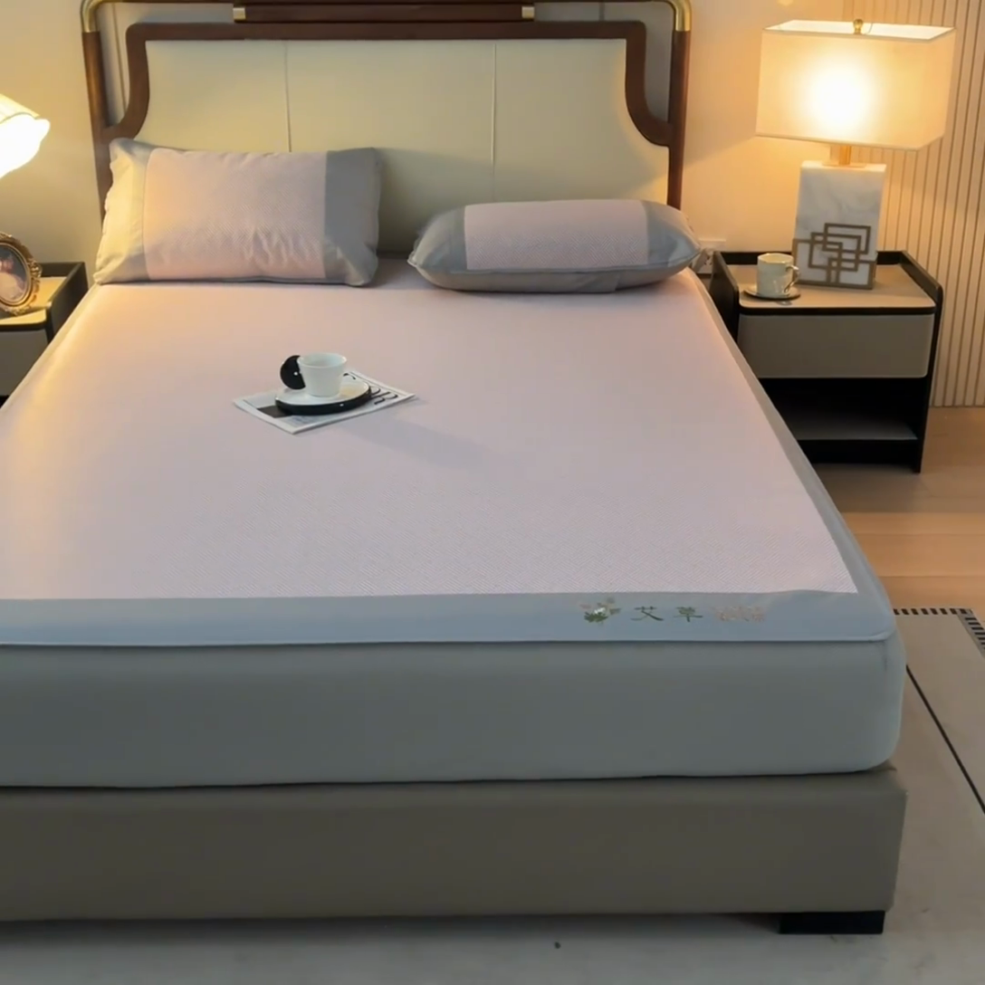 91家纺网 家纺一手货源 找家纺 阿亮家居 2025新款凉席三明治刺绣可水洗碳光冰丝席宽包边艾香系列 艾香冰丝席饼干-粉