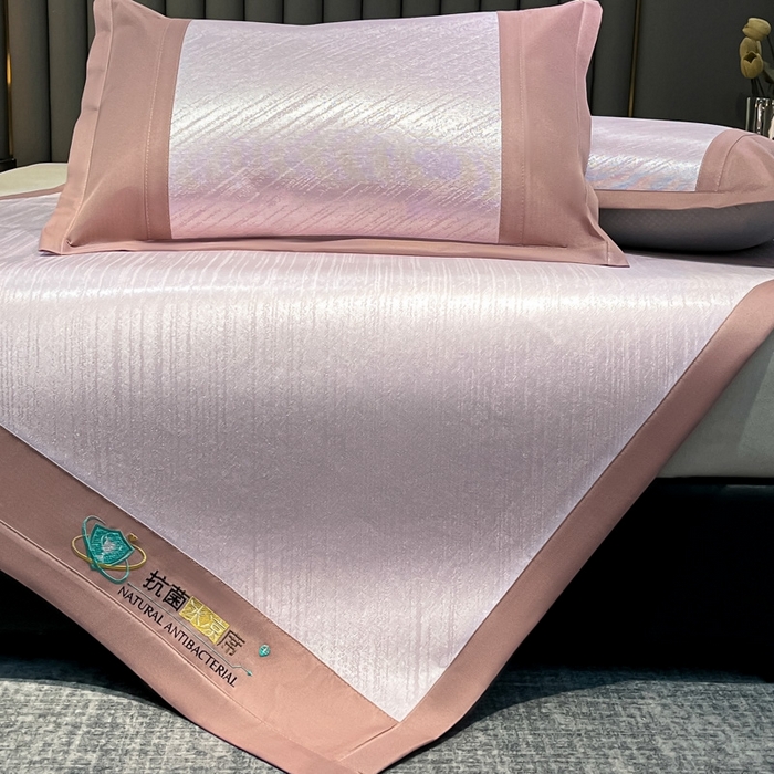 91家纺网 家纺一手货源 找家纺 阿亮家居 2025新款凉席冰丝席三明治宽包边刺绣款粗冰丝凉席 流星雨-粉