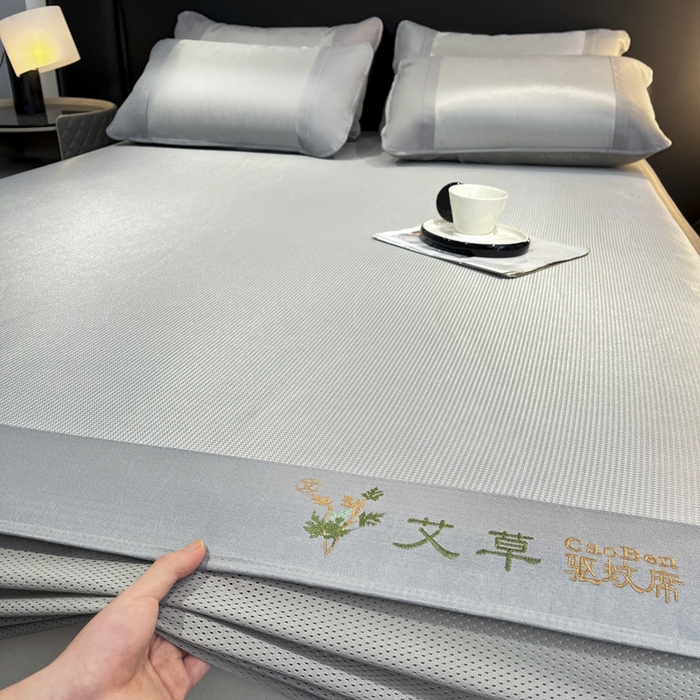 91家纺网 家纺一手货源 找家纺 阿亮家居 2025新款凉席三明治刺绣可水洗碳光冰丝席宽包边艾香系列 艾草千鸟格床笠款灰色