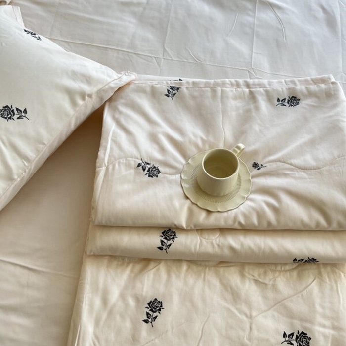 91家纺网 家纺一手货源 找家纺 棉生活家纺 2025新款ins小清新水洗冰丝夏被四件套 玫瑰园 香槟色