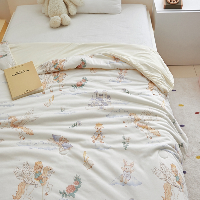 91家纺网 家纺一手货源 找家纺 荷马之梦 2025新款A类原创手绘风针织棉凉感大豆儿童夏被 飞马小王子B