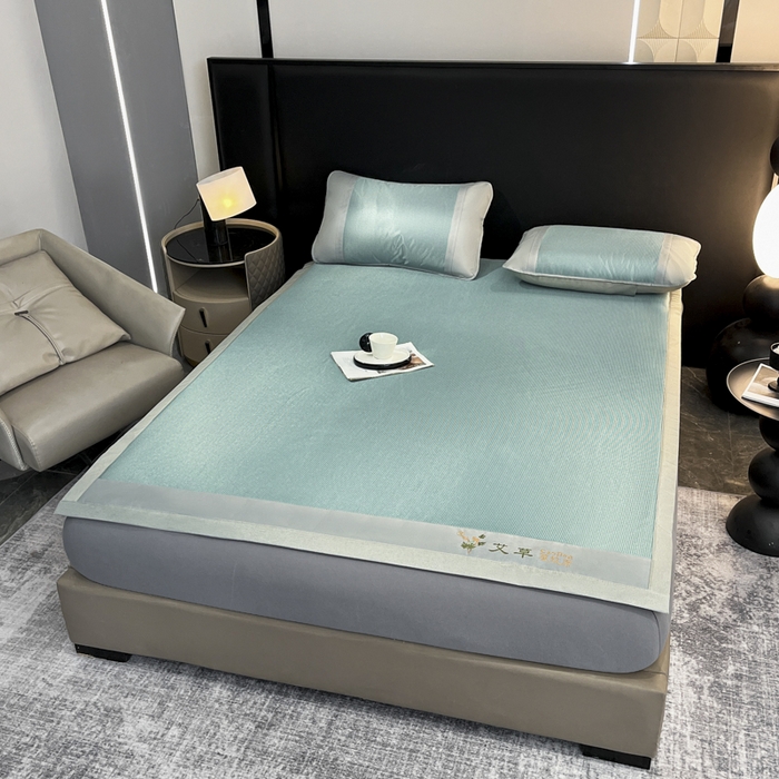 91家纺网 家纺一手货源 找家纺 阿亮家居 2025新款刺绣可水洗碳光冰丝席宽包边无纺布冰丝席艾香系列 艾草千鸟格床席款绿色