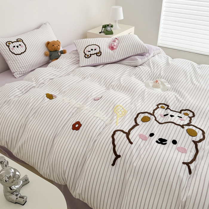 91家纺网 家纺一手货源 找家纺 闲鱼家纺 2025新款时尚亲肤贴布绣毛巾绣条纹四件套-萌趣小熊 条纹浅紫