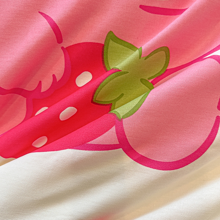 91家纺网 家纺一手货源 找家纺 拾物记 2025新款A类无荧光全喷气全棉12868单枕套 草莓堆堆熊