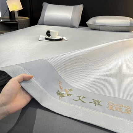 91家纺网 家纺一手货源 找家纺 阿亮家居 2025新款凉席三明治刺绣可水洗碳光冰丝席宽包边艾香系列 艾草千鸟格床席款灰色