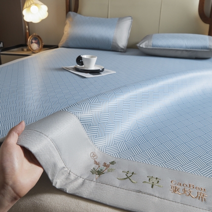 91家纺网 家纺一手货源 找家纺 阿亮家居 2025新款凉席三明治刺绣可水洗碳光冰丝席宽包边艾香系列 艾香冰丝席饼干-蓝
