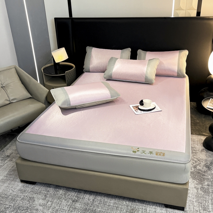 91家纺网 家纺一手货源 找家纺 阿亮家居 2025新款刺绣可水洗碳光冰丝席宽包边无纺布冰丝席艾香系列 艾草千鸟格床笠款粉色