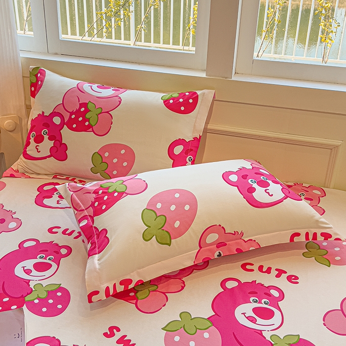 91家纺网 家纺一手货源 找家纺 拾物记 2025新款A类无荧光全喷气全棉12868单枕套 草莓堆堆熊