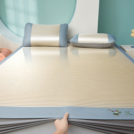 91家纺网 家纺一手货源 找家纺 阿亮家居 2025新款刺绣可水洗碳光冰丝席宽包边无纺布冰丝席艾香系列 艾香冰丝床笠条纹-星光银