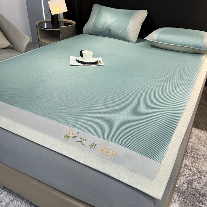 91家纺网 家纺一手货源 找家纺 阿亮家居 2025新款凉席三明治刺绣可水洗碳光冰丝席宽包边艾香系列 艾草千鸟格床席款绿色