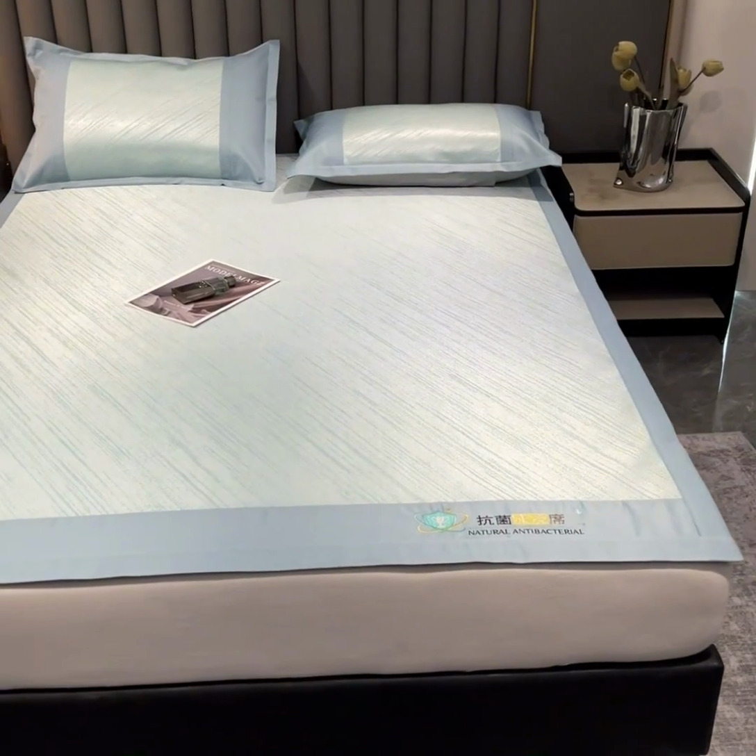 91家纺网 家纺一手货源 找家纺 阿亮家居 2025新款凉席冰丝席三明治宽包边刺绣款粗冰丝凉席 流星雨-灰