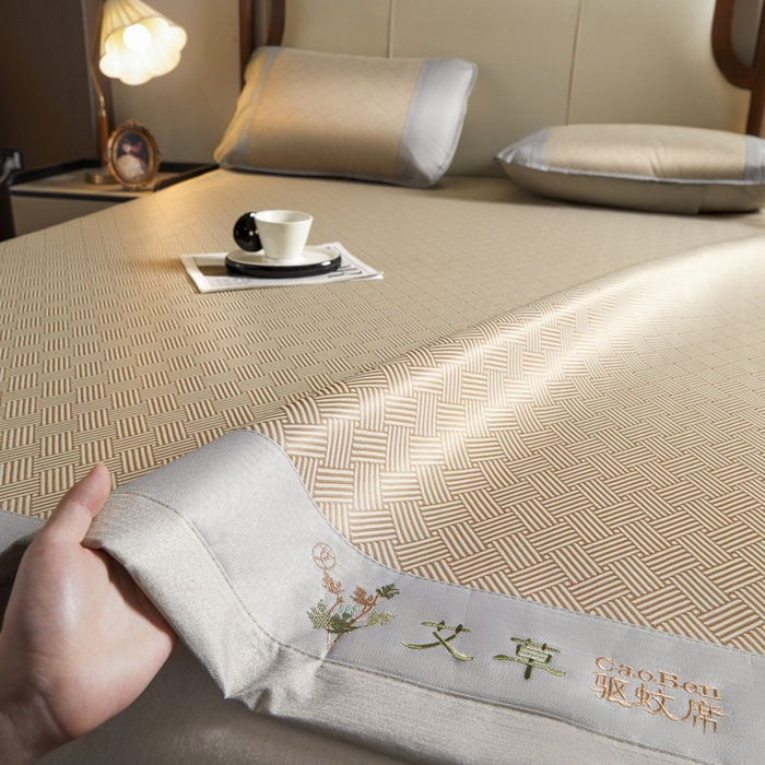 91家纺网 家纺一手货源 找家纺 阿亮家居 2025新款刺绣可水洗碳光冰丝席宽包边无纺布冰丝席艾香系列 艾香冰丝席饼干-咖