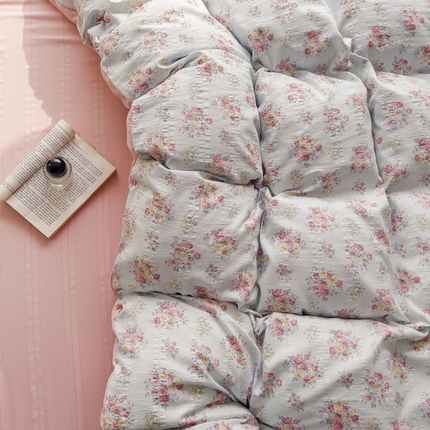 91家纺网 家纺一手货源 找家纺 王朝国际 2025新款皱皱棉印花四件套 蓝汐