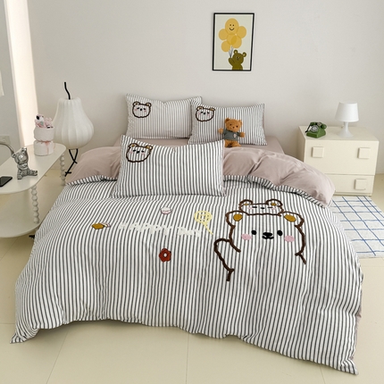 91家纺网 家纺一手货源 找家纺 （总）闲鱼家纺 2025新款时尚亲肤贴布绣毛巾绣条纹四件套-萌趣小熊