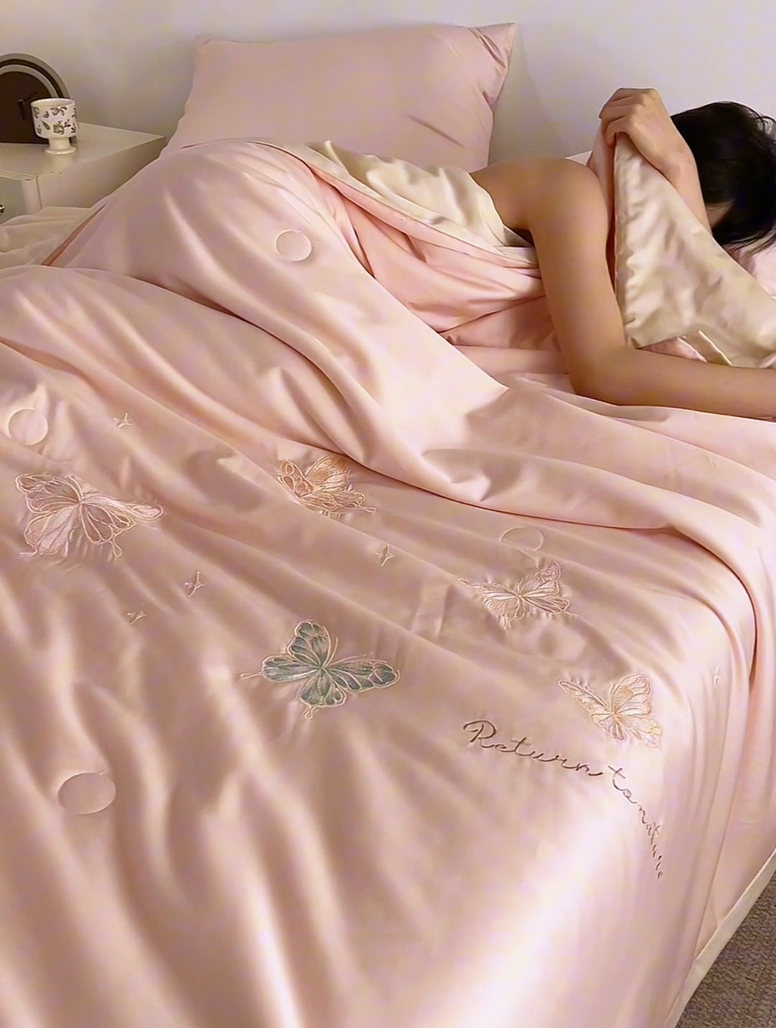 91家纺网 家纺一手货源 找家纺 纪梵茜 2025新款莱赛尔天丝夏被四件套-蝶恋 蝶恋-粉色