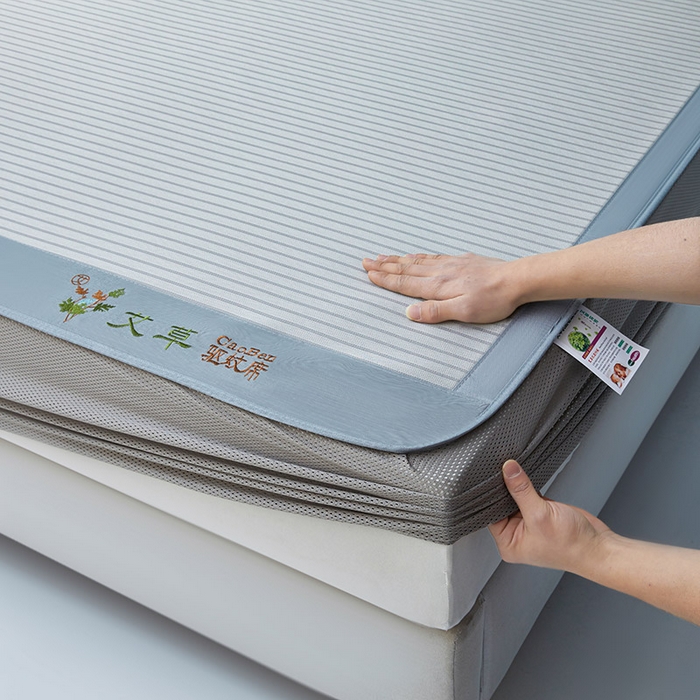 91家纺网 家纺一手货源 找家纺 阿亮家居 2025新款刺绣可水洗碳光冰丝席宽包边无纺布冰丝席艾香系列 艾香冰丝床笠条纹-绅士灰