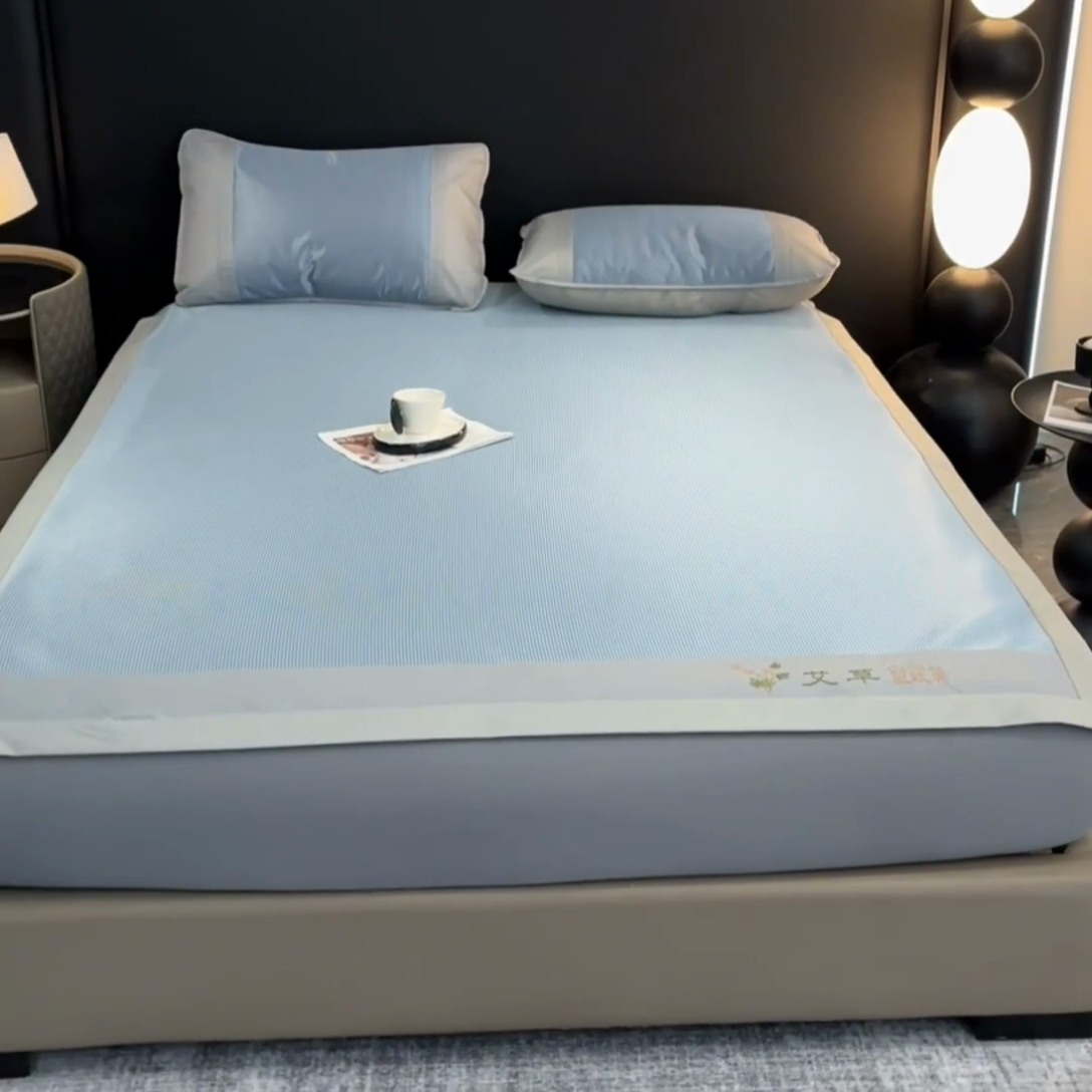 91家纺网 家纺一手货源 找家纺 阿亮家居 2025新款凉席三明治刺绣可水洗碳光冰丝席宽包边艾香系列 艾草千鸟格床席款蓝色