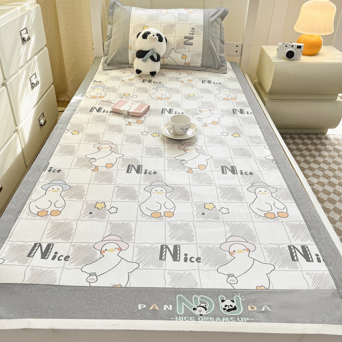 91家纺网 家纺一手货源 找家纺 阿亮家居 2025新款印花冰藤凉席-学生款 可哒鸭