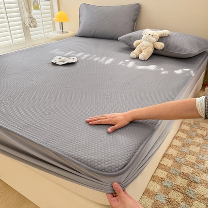 91家纺网 家纺一手货源 找家纺 阿亮家居 2025新款凉席凉豆豆单包边可水席单凉席三件套冰豆豆席 小米粒深海灰床笠款