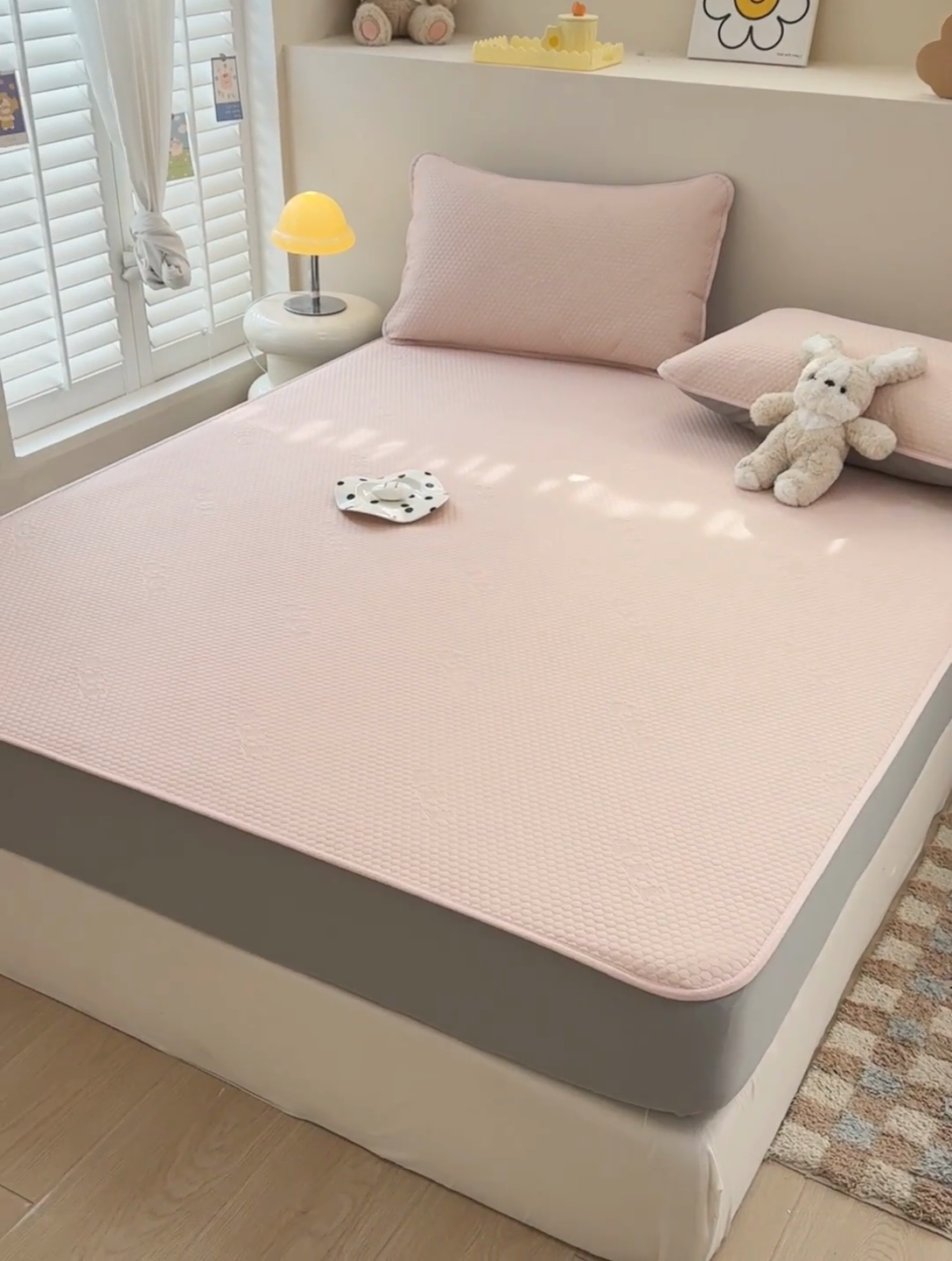 91家纺网 家纺一手货源 找家纺 阿亮家居 2025新款凉席凉豆豆单包边可水席单凉席三件套冰豆豆席 小米粒樱花粉床笠款