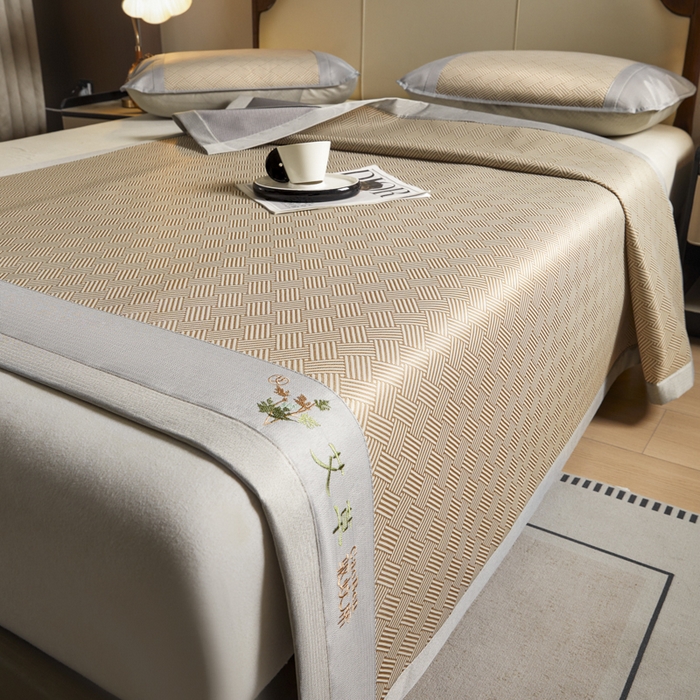 91家纺网 家纺一手货源 找家纺 阿亮家居 2025新款凉席三明治刺绣可水洗碳光冰丝席宽包边艾香系列 艾香冰丝席饼干-咖