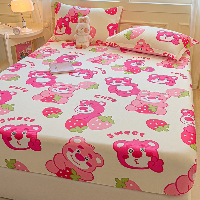 91家纺网 家纺一手货源 找家纺 拾物记 2025新款A类无荧光全喷气全棉12868单床笠 草莓堆堆熊