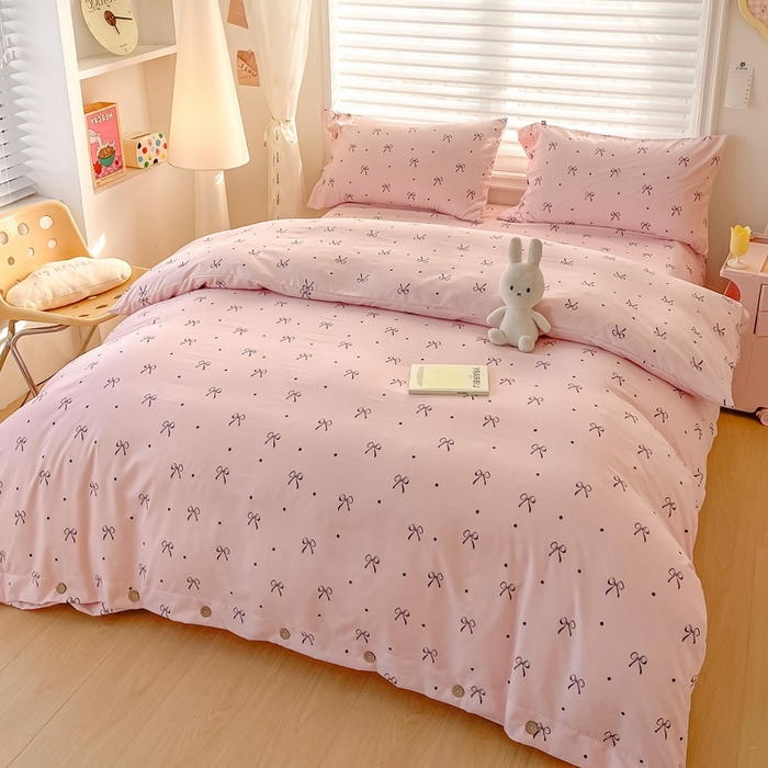 91家纺网 家纺一手货源 找家纺 星窝家纺 2025新款纽扣款水洗棉印花四件套 初昕粉色