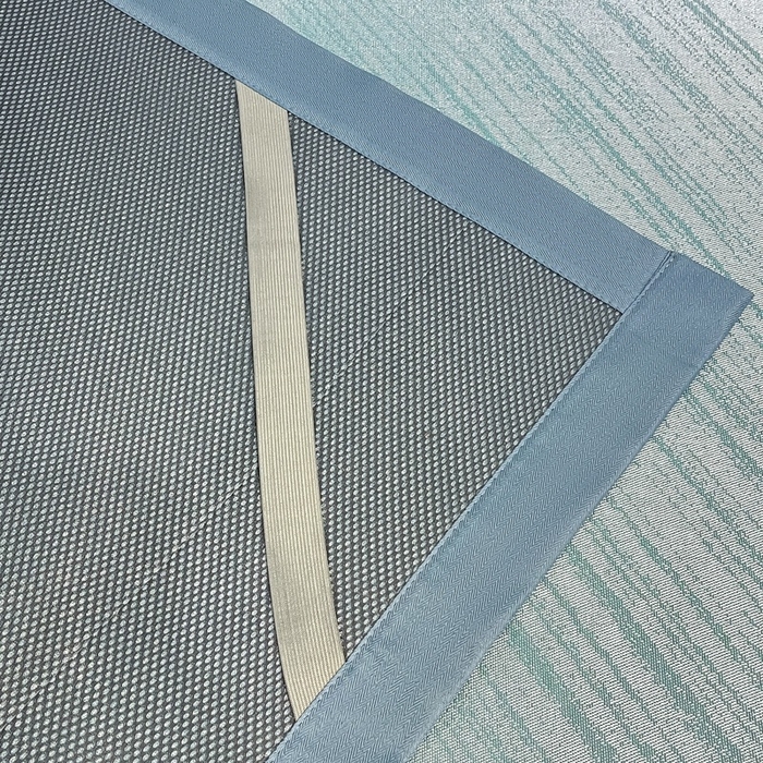 91家纺网 家纺一手货源 找家纺 阿亮家居 2025新款凉席冰丝席三明治宽包边刺绣款粗冰丝凉席 流星雨-蓝