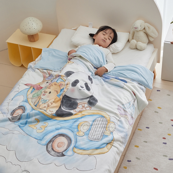 91家纺网 家纺一手货源 找家纺 荷马之梦 2025新款A类原创手绘风针织棉凉感大豆儿童夏被 跑跑小熊猫