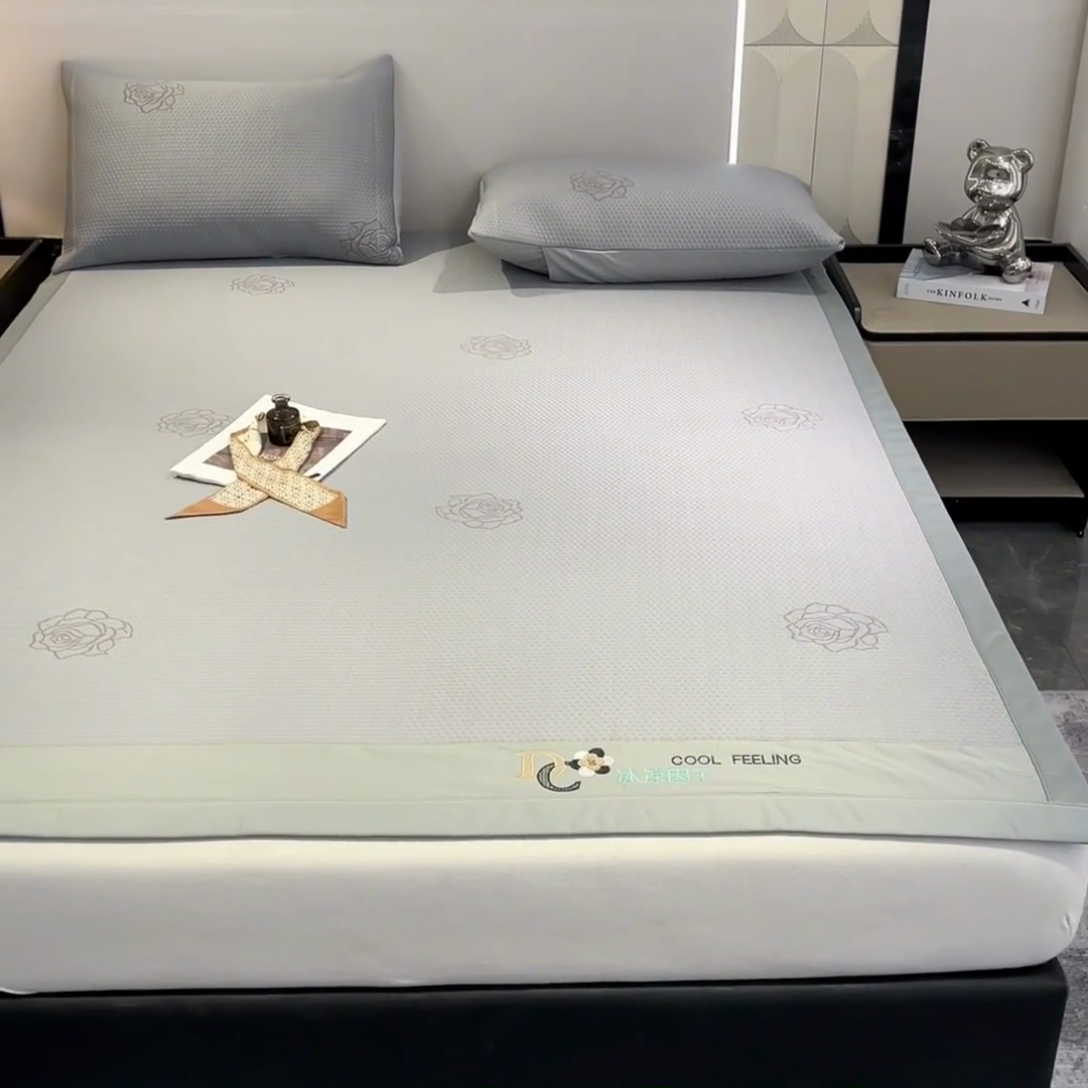 91家纺网 家纺一手货源 找家纺 阿亮家居 2025新款刺绣款凉豆豆凉席 凉豆豆-玫瑰灰色