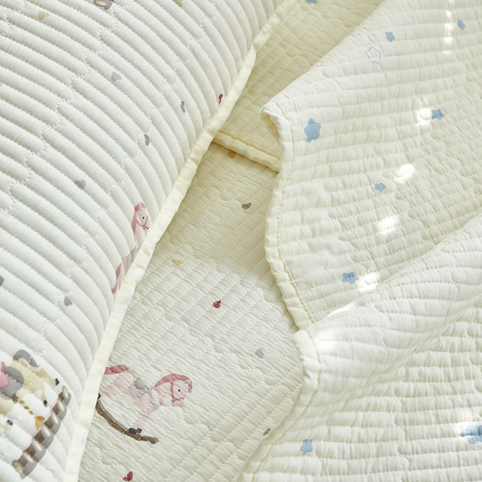 91家纺网 家纺一手货源 找家纺 舒居家纺 2025新款双面全棉酵素砂洗床盖 爱心木马