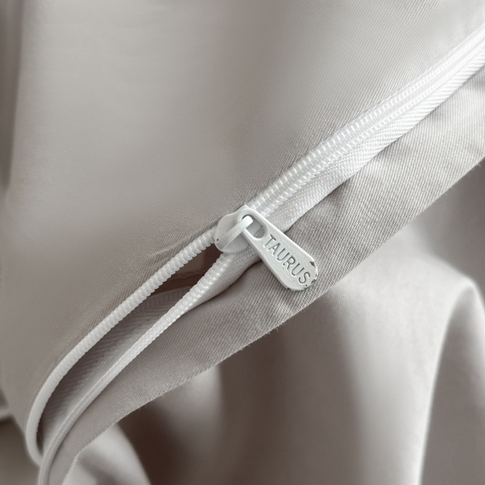 91家纺网 家纺一手货源 找家纺 金牛座家纺 2025新款新疆长绒棉全棉刺绣四件套-花黛系列【配高档礼盒】 花黛-浅灰