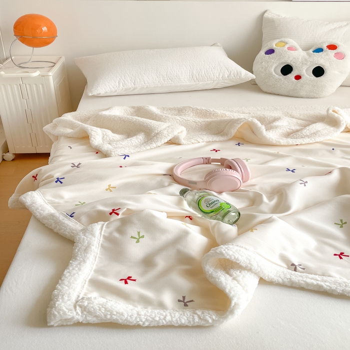 91家纺网 家纺一手货源 找家纺 857家居 2025新款双层针织纱羊羔绒毛毯 甜蜜结缘