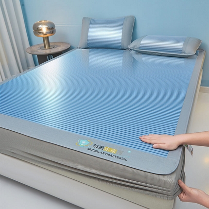 91家纺网 家纺一手货源 找家纺 （总）阿亮家居 2025新款凉席抗菌三明治可水洗碳光冰丝席宽边刺绣冰丝席