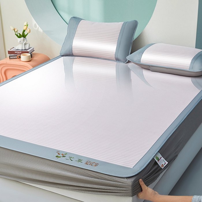 91家纺网 家纺一手货源 找家纺 阿亮家居 2025新款刺绣可水洗碳光冰丝席宽包边无纺布冰丝席艾香系列 艾香冰丝床笠条纹-树莓粉