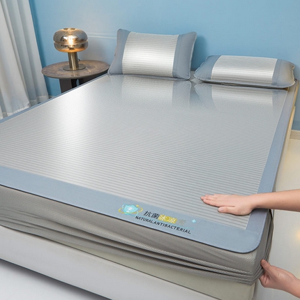 91家纺网 家纺一手货源 找家纺 （总）阿亮家居 2025新款凉席抗菌三明治可水洗碳光冰丝席宽边刺绣冰丝席