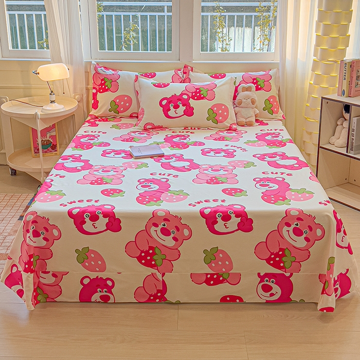 91家纺网 家纺一手货源 找家纺 拾物记 2025新款A类无荧光全喷气全棉12868单床单 草莓堆堆熊