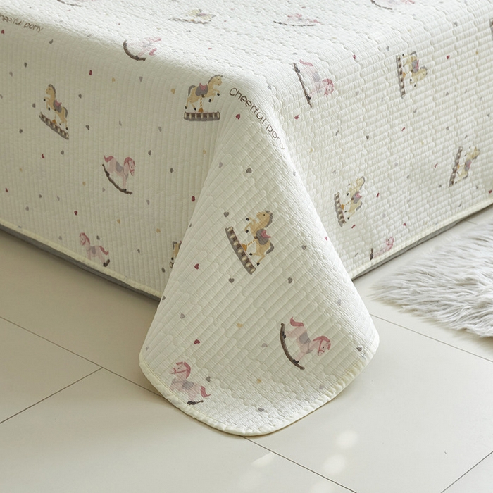 91家纺网 家纺一手货源 找家纺 舒居家纺 2025新款双面全棉酵素砂洗床盖 爱心木马