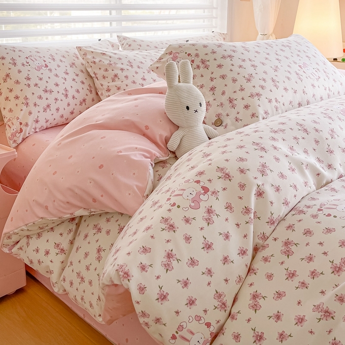 91家纺网 家纺一手货源 找家纺 星窝家纺 2025新款纽扣款水洗棉印花四件套 奶糖兔米