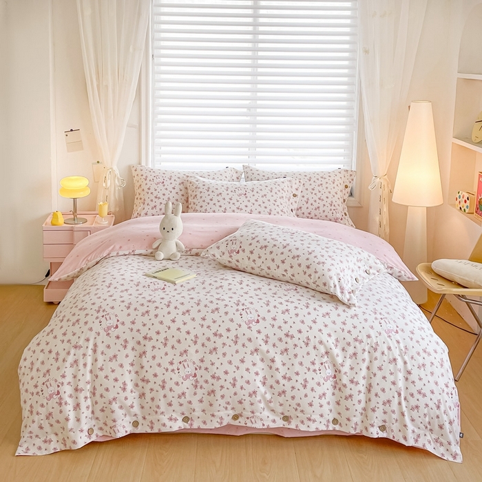 91家纺网 家纺一手货源 找家纺 星窝家纺 2025新款纽扣款水洗棉印花四件套 奶糖兔米