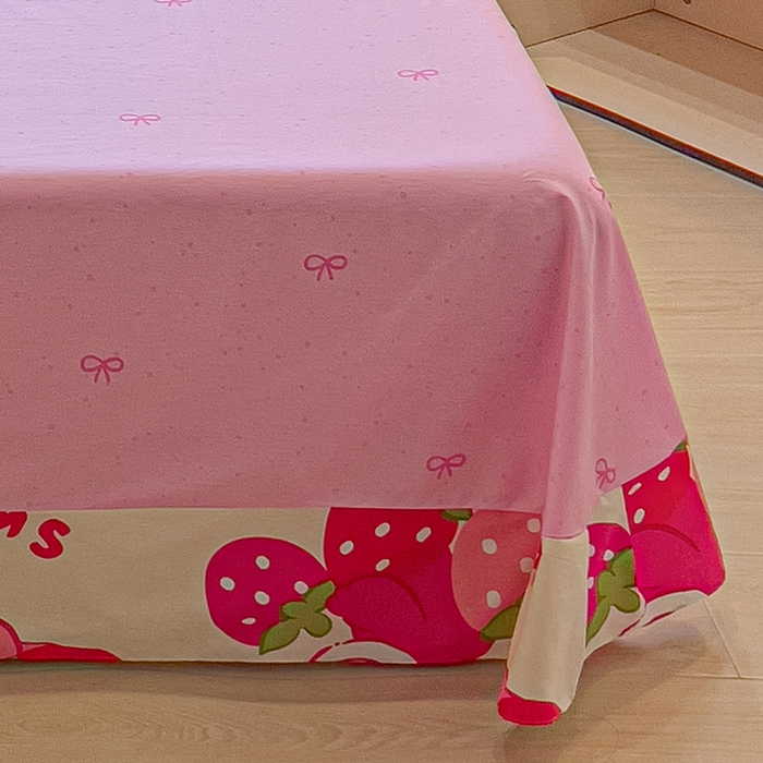 91家纺网 家纺一手货源 找家纺 拾物记 2025新款A类无荧光全喷气12868全棉B版单床单 草莓堆堆熊B版