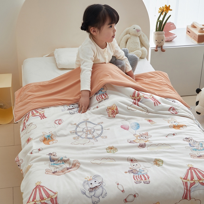 91家纺网 家纺一手货源 找家纺 荷马之梦 2025新款A类原创手绘风针织棉凉感大豆儿童夏被 马戏团B