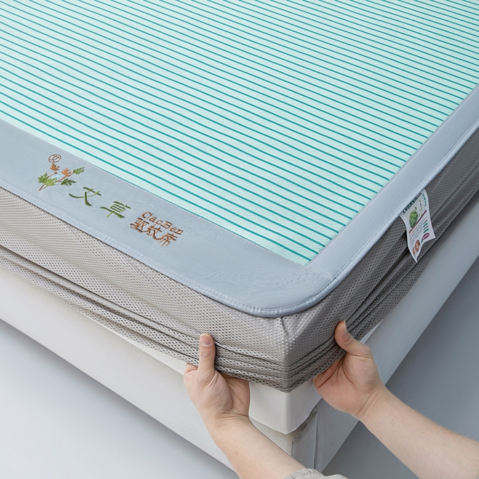 91家纺网 家纺一手货源 找家纺 阿亮家居 2025新款刺绣可水洗碳光冰丝席宽包边无纺布冰丝席艾香系列 艾香冰丝床笠条纹-薄荷绿