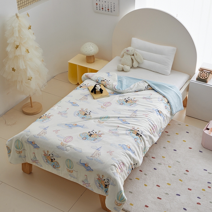 91家纺网 家纺一手货源 找家纺 荷马之梦 2025新款A类原创手绘风针织棉凉感大豆儿童夏被 跑跑小熊猫B