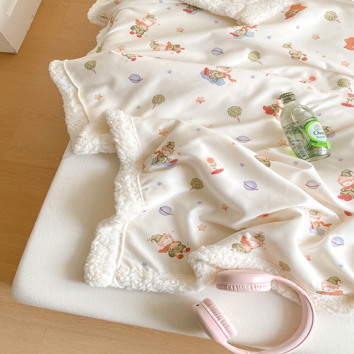 91家纺网 家纺一手货源 找家纺 857家居 2025新款双层针织纱羊羔绒毛毯 梦兔乐宴