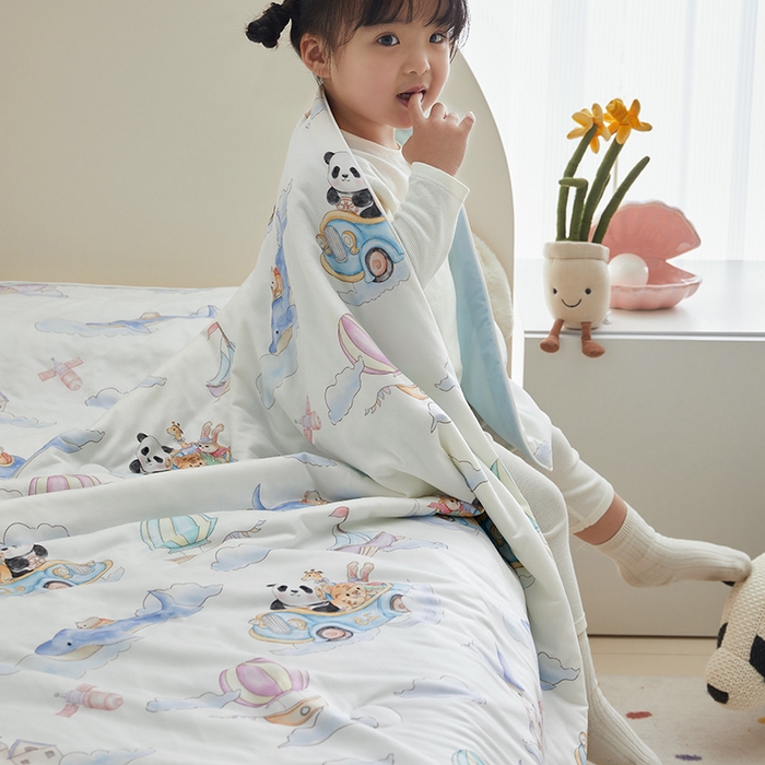 91家纺网 家纺一手货源 找家纺 荷马之梦 2025新款A类原创手绘风针织棉凉感大豆儿童夏被 跑跑小熊猫B